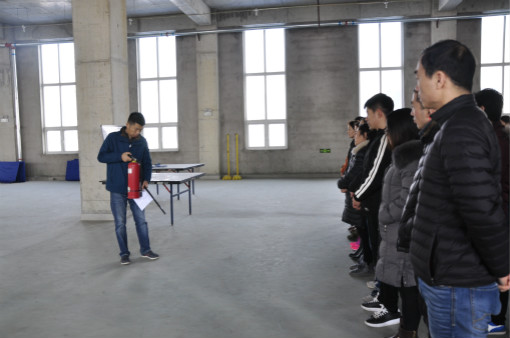 紙罐定製廠家開展消防演練3 紙(zhǐ)罐定製廠家(jiā)開(kāi)展消防演練3