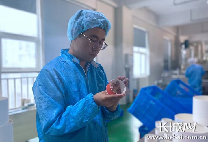 李淑斌正在製作月(yuè)餅包裝盒樣(yàng)品 李淑(shū)斌正在製作月餅包裝盒樣(yàng)品