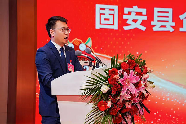 縣(xiàn)委書記韓金虎宣讀獲獎企業名單,並為其業頒(bān)獎 縣委書記韓金虎宣讀獲獎(jiǎng)企業名單,並為其業頒獎